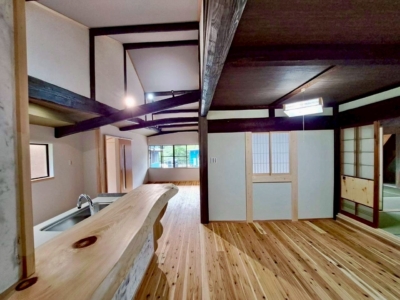 キッチンの方からリビングの方を見たところです