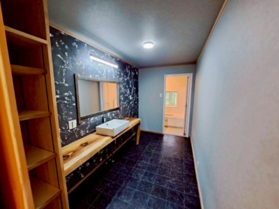 シックな雰囲気の洗面・脱衣場です