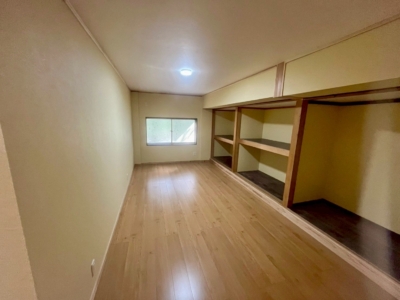 洗面、脱衣場横の洋室です