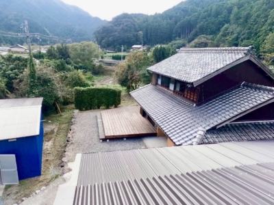 本屋を上から眺めています。自然豊かな空間です。