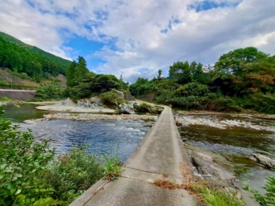歩いて２分程のところの櫛田川…川釣りや水遊びが楽しめますよ