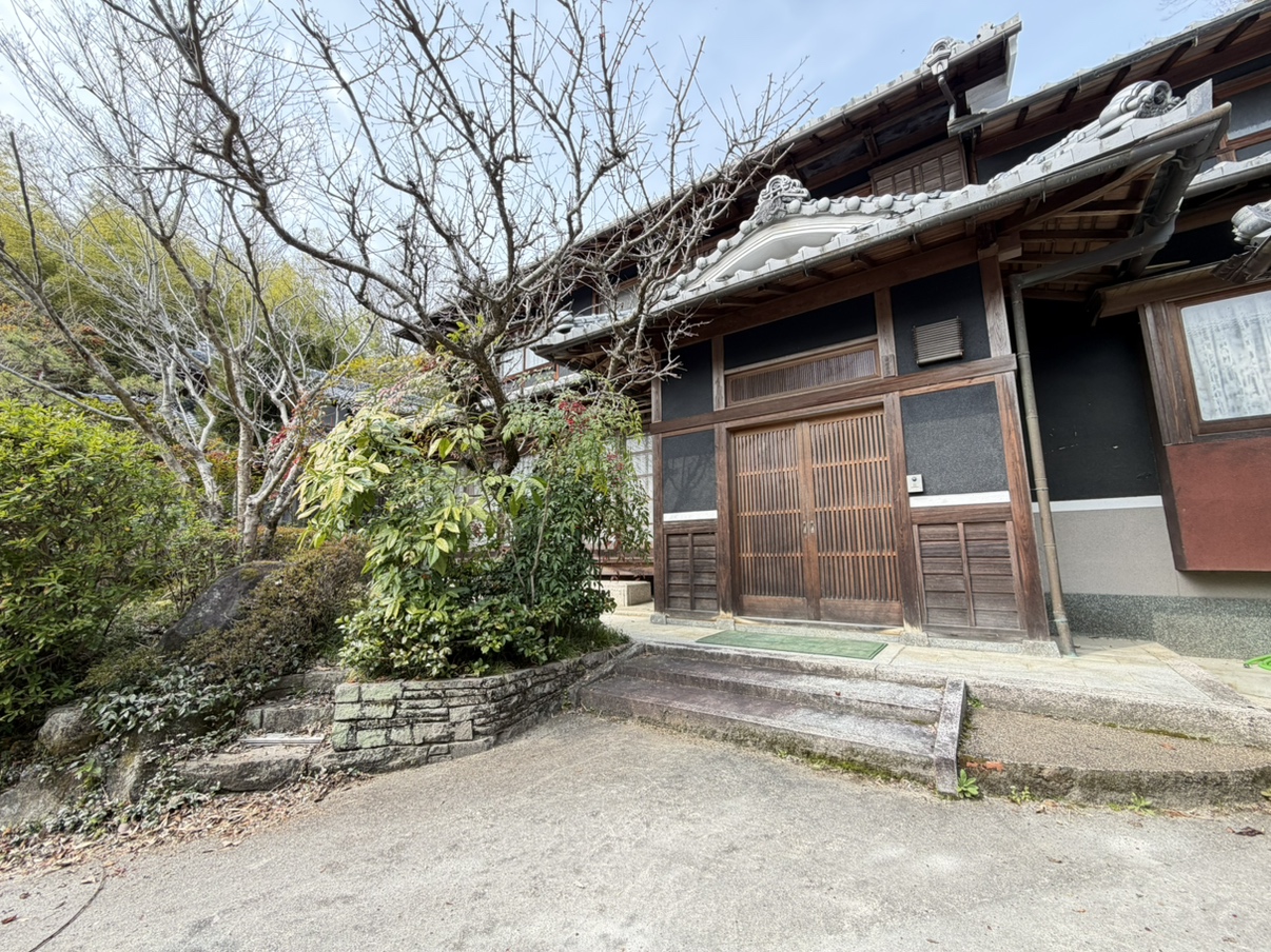 万葉の里山に佇む 和洋折衷の邸宅 ~鹿背山・敷地約245坪・坪庭・蔵・離れ付き~ 3