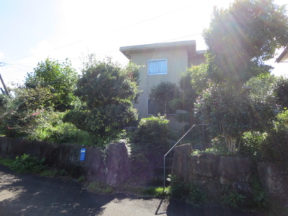 建物東面、町道から