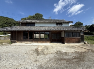 木津川市加茂町～古民家再生中～水廻り新設工事、土間塗装、整地で