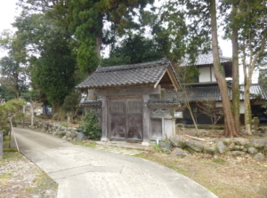 富山県砺波市頼成 屋敷林に囲まれた明治時代の日本家屋