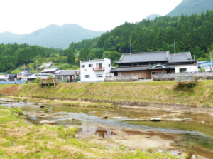 青蓮川沿いの銅板葺邸宅