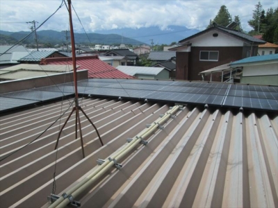 屋根に太陽光パネル設置