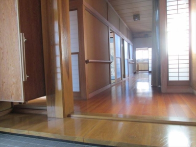 玄関ホール（1尺の欅の大黒柱と床材はすべて無垢板）