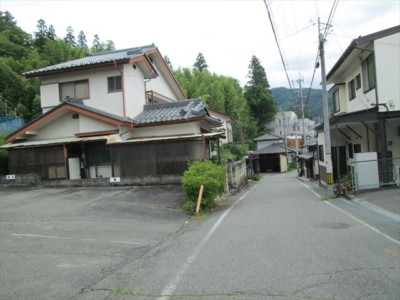 西側より　住宅と南側道路付き(外観)