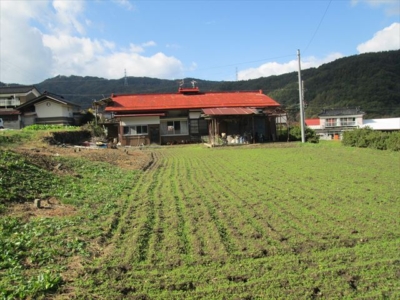 東側より（地続きの畑と家）(外観)