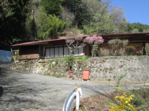 里山集落の山に抱かれた集落はずれの平屋建古民家
