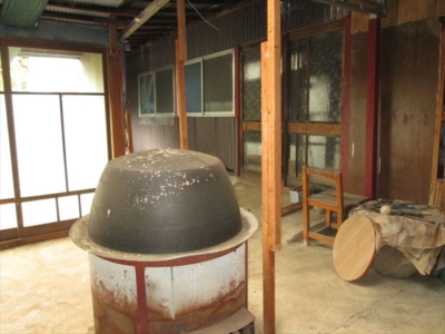 地下にある味噌炊きに使った大鍋と簡易釜戸