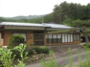 自然豊かな山村集落はずれに建つ広大な農地付き物件