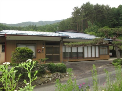 東側より（庭先に松の木があります）(外観)