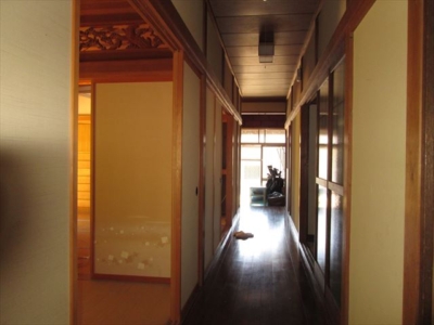 1階　室内　玄関方向を見る