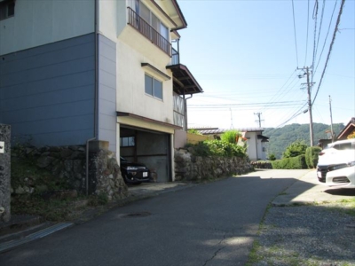 北側より　西側道路付きと車庫(周辺)