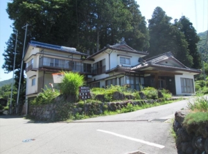 中央アルプスを望む昭和の純日本風2階建ての家