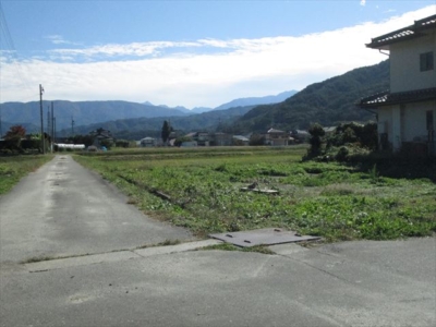 西側より（北側道路付き）正面に観える南アルプス「仙丈ケ岳」(外観)