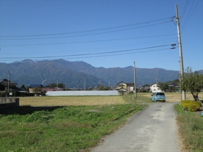 東側より（北側道路付きと正面に観える中央アルプス(外観)