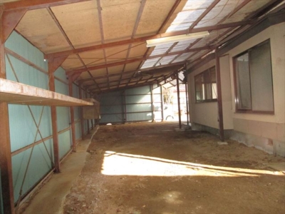 西側にある広い屋根下スペース