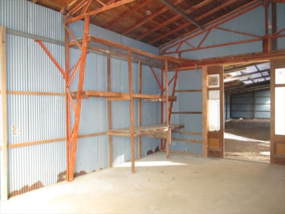 鉄骨造の物置の中