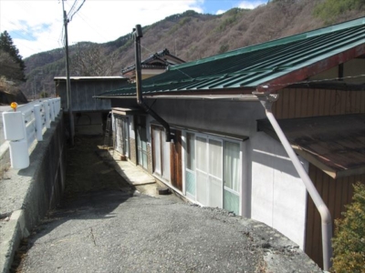 北東側より（接道より1段低いです）(外観)