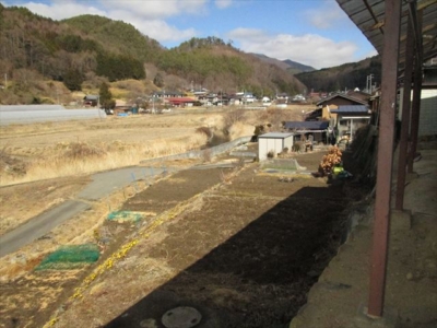 地続きの菜園畑と西側に見る里山の風景(周辺)