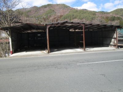 接道沿いにある車庫(外観)