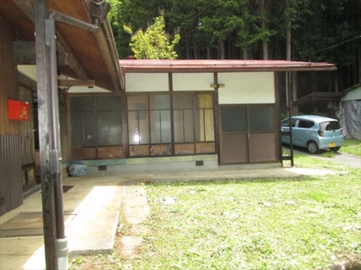西側より（玄関前）(外観)