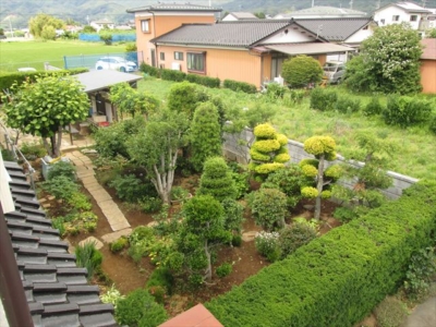 2階から見た手入れされた庭(周辺)