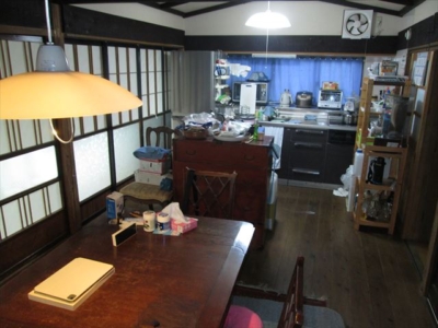 リビングからキッチン方向を見る(内装)