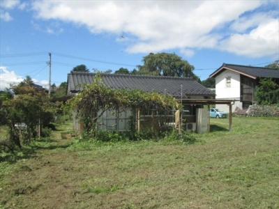 東側より（地続きの畑と家）(外観)