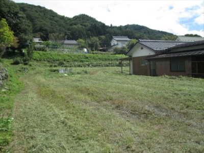 北側にある地続きの畑と家