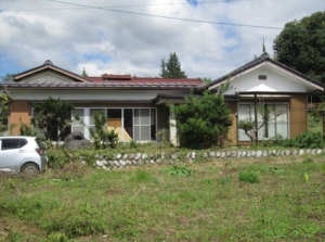 敷地内に湧き水がある平屋建ての家