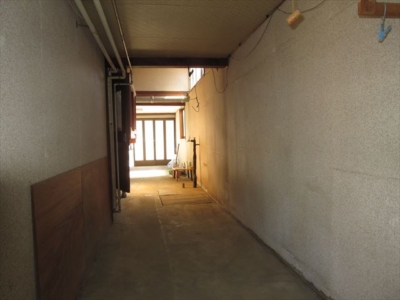 西側から玄関（東）方向を見る（東から西へ通り抜けできます）(玄関)