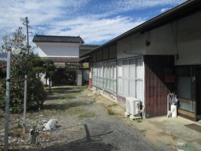 東側より　母屋と倉庫(外観)