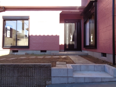 玄関周囲を駐車場より(玄関)