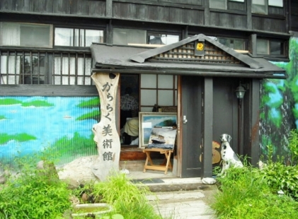 粋な黒壁、趣のある入り口です。