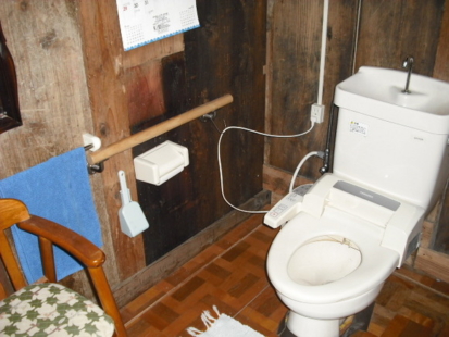 トイレ内の設えは手作りです。