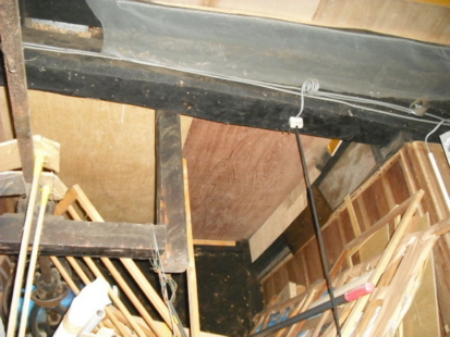 黒光りする梁ですが、少々迷路の様です。