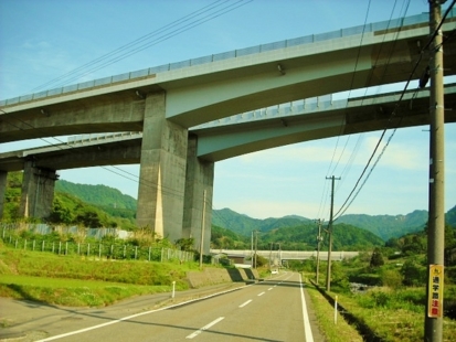 北陸道の橋脚の向こうに見えるのは、新幹線の軌道です。