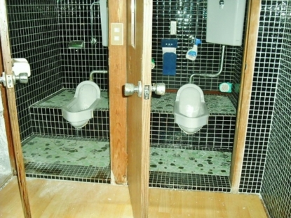 トイレは和式で２つあります。