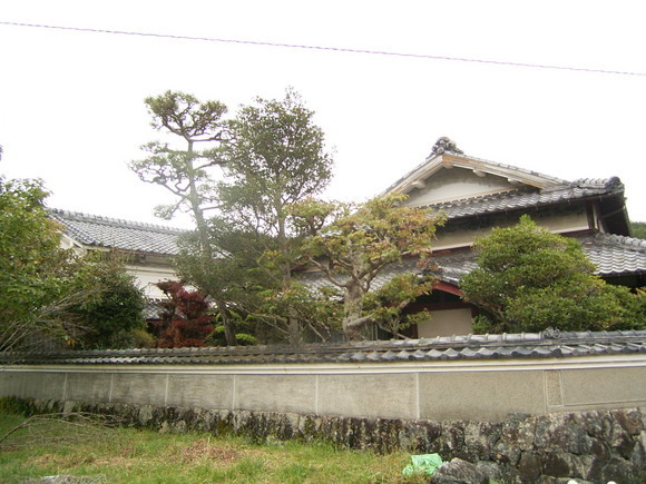 豪農の瓦葺古民家。大黒柱、梁太く立派。独特な造りの応接玄関が目を引く。温泉・亀岡市街近い。 5