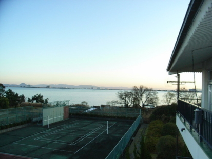 テニスコートと琵琶湖