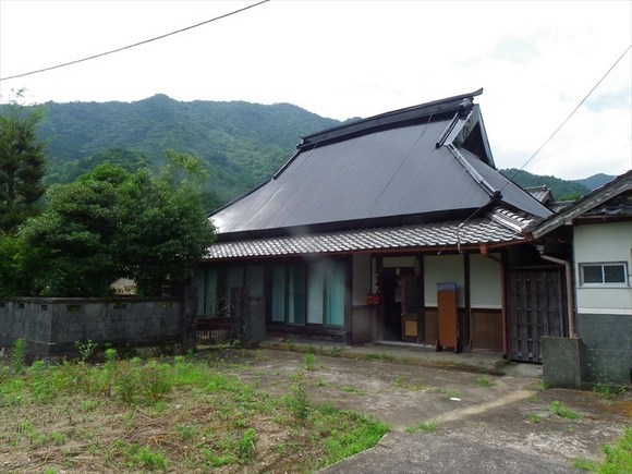 薬草と恐竜の里の前庭の開けた古民家 2