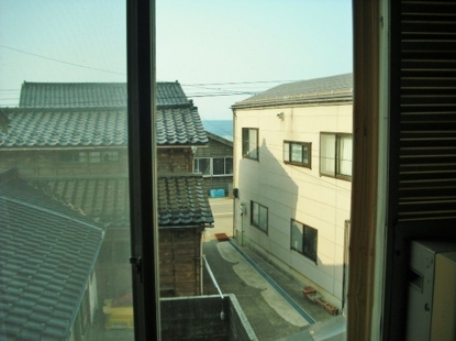 ２階の窓からは、僅か乍ら、海が見えます。