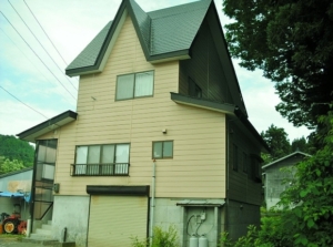 清流の谷あい、ほたるの里の緑の中に建つ民家。