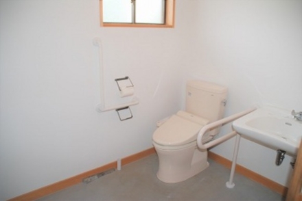 バリアフリー対応のトイレ。西側にも二つ並びであります。