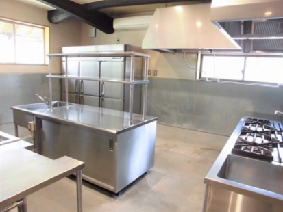 厨房スペース。。土窯や業務用のガスコンロ、冷凍冷蔵庫完備！