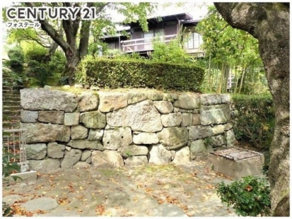 郡山城に用いられた石垣が鎮座し、歴史を感じる庭。